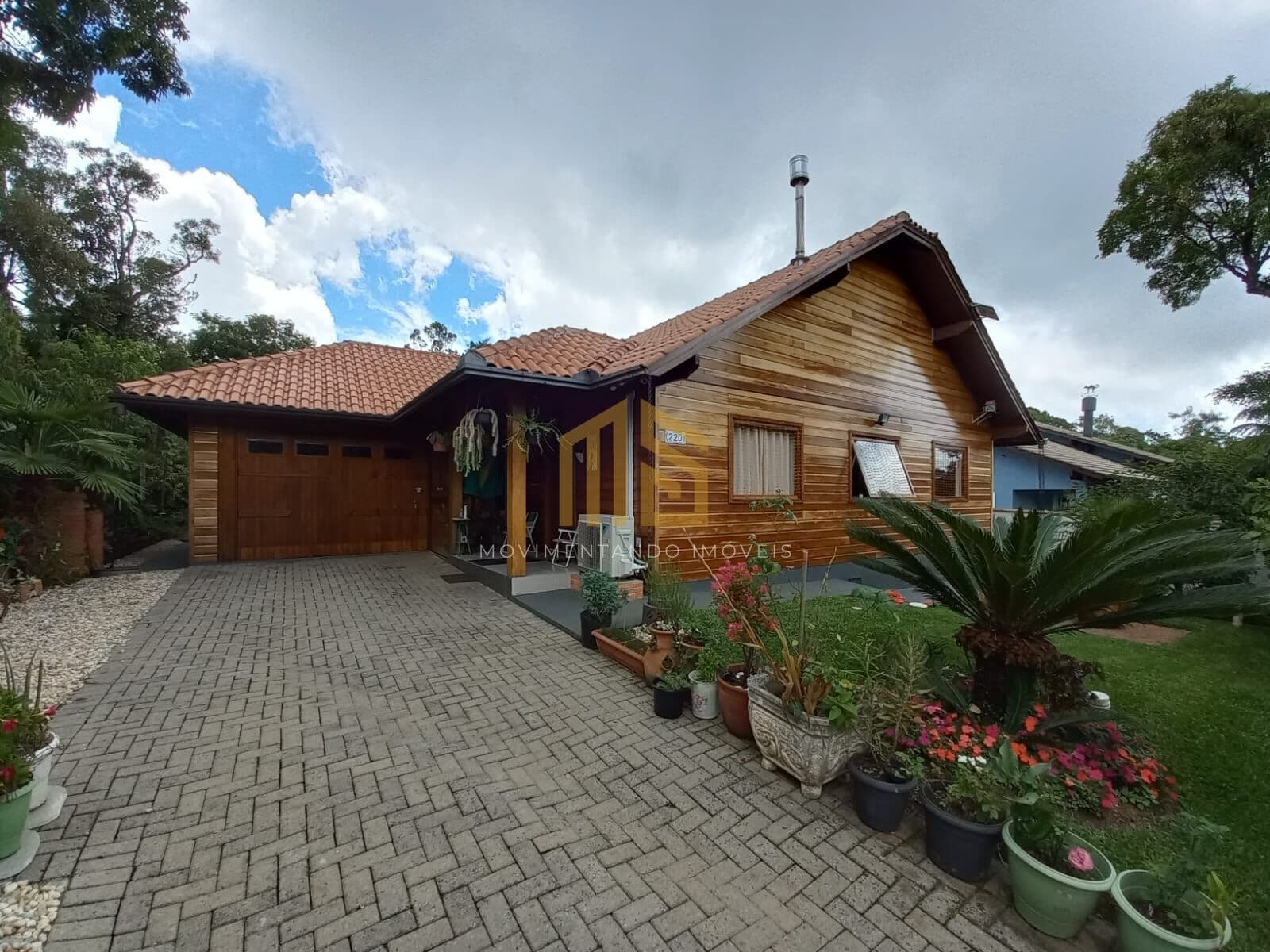 Casa De Madeira Nobre no Bairro Alpes Verdes em Canela