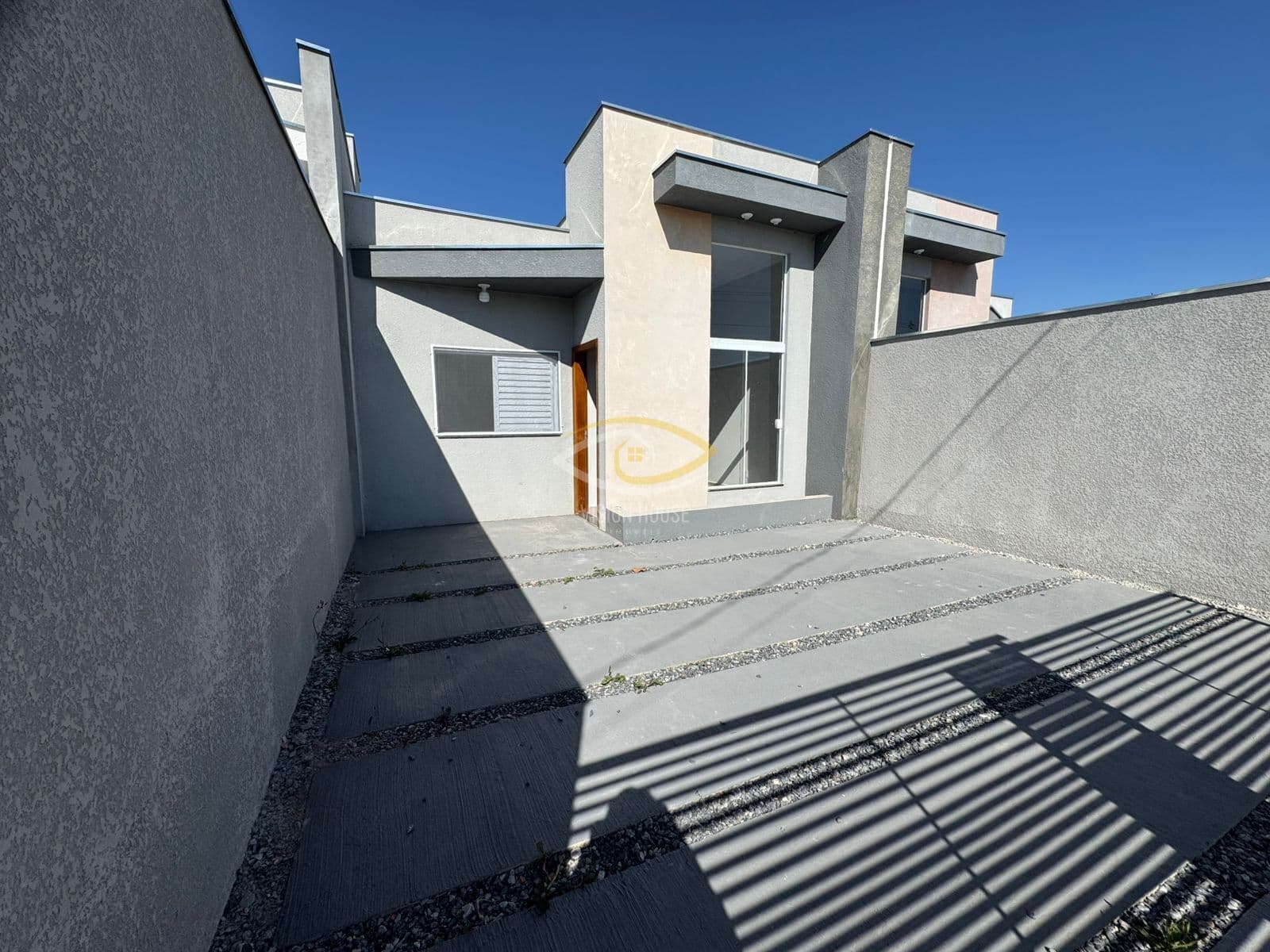 Casa com pé direito duplo e lindo acabamento