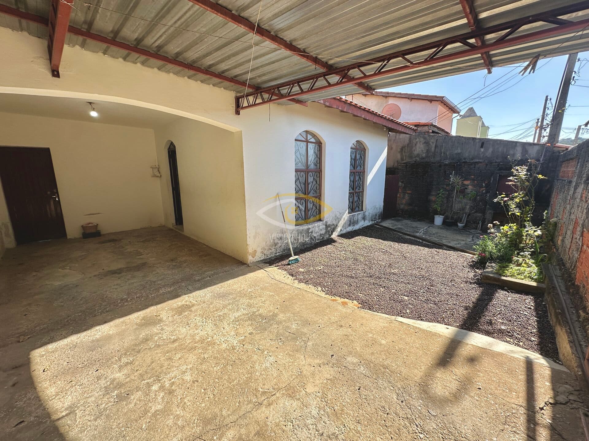 Casa com com terreno gigante, 2 dormitórios e bem localizada em Votorantim-SP