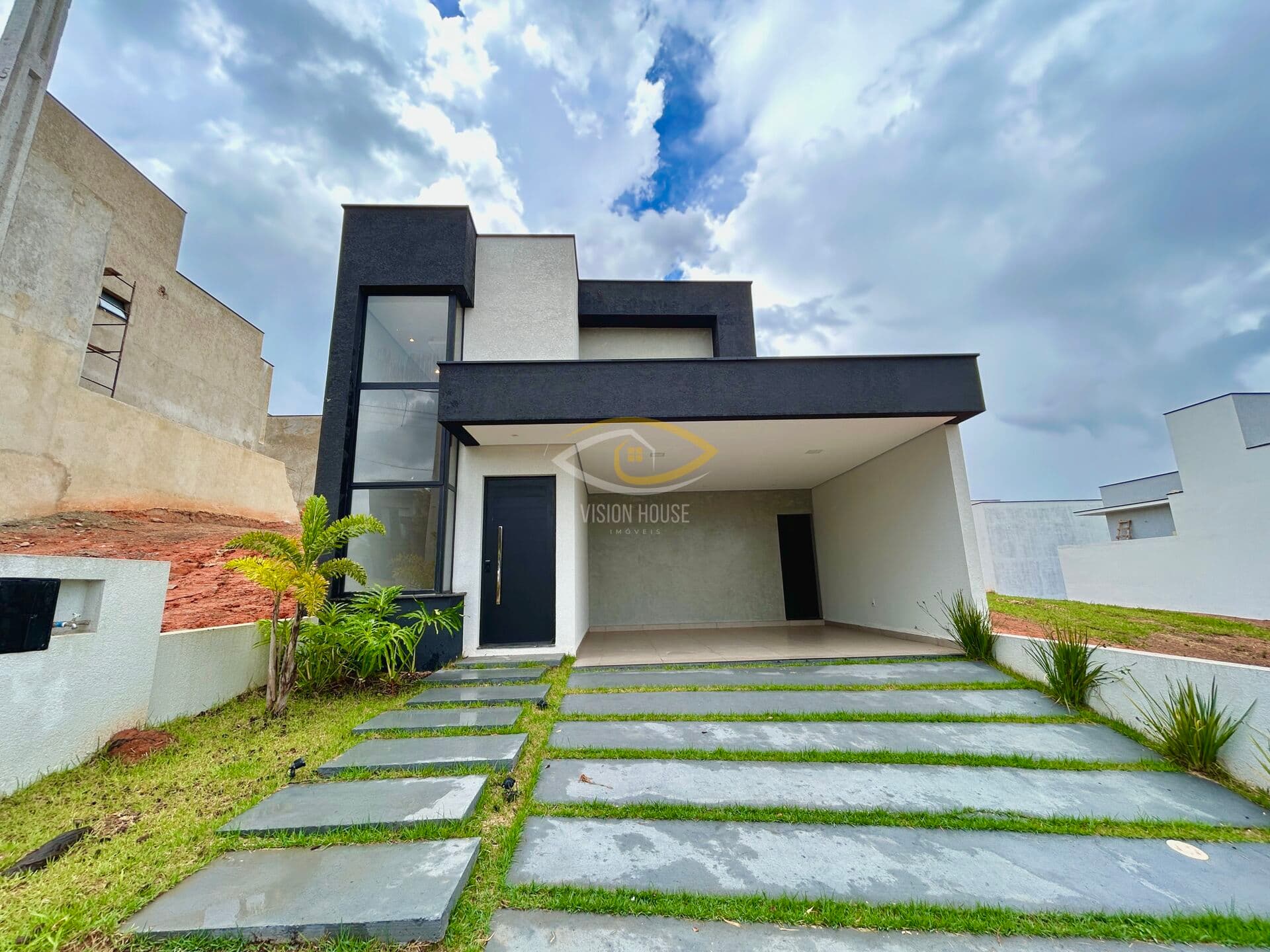 Casa com lindo quintal em condominio com lago