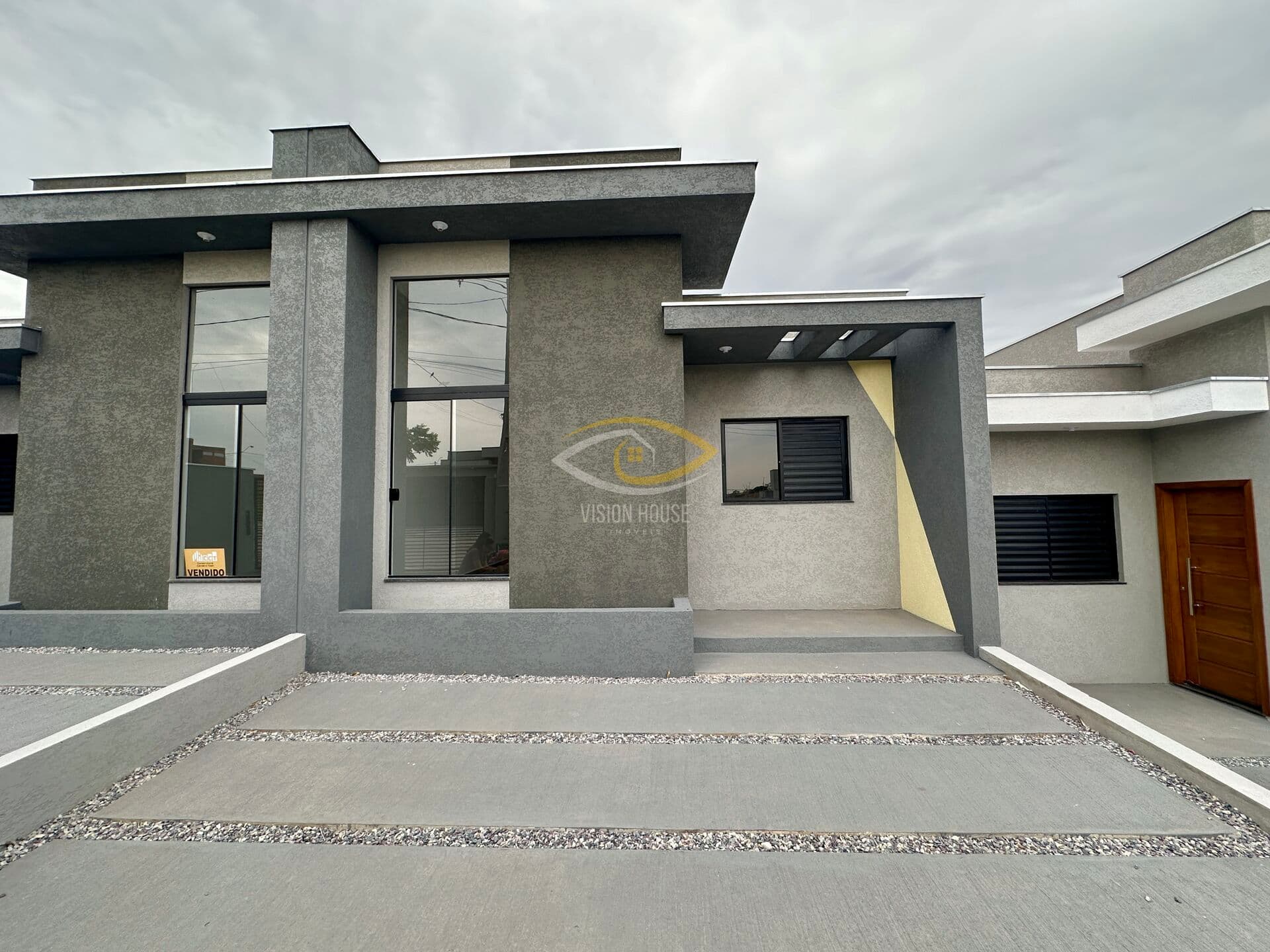 Linda Casa Com Três Dormitórios Sendo 1 Suíte e Quintal Enorme