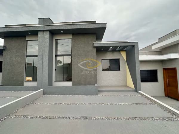 Linda Casa Com Três Dormitórios Sendo 1 Suíte e Quintal Enorme
