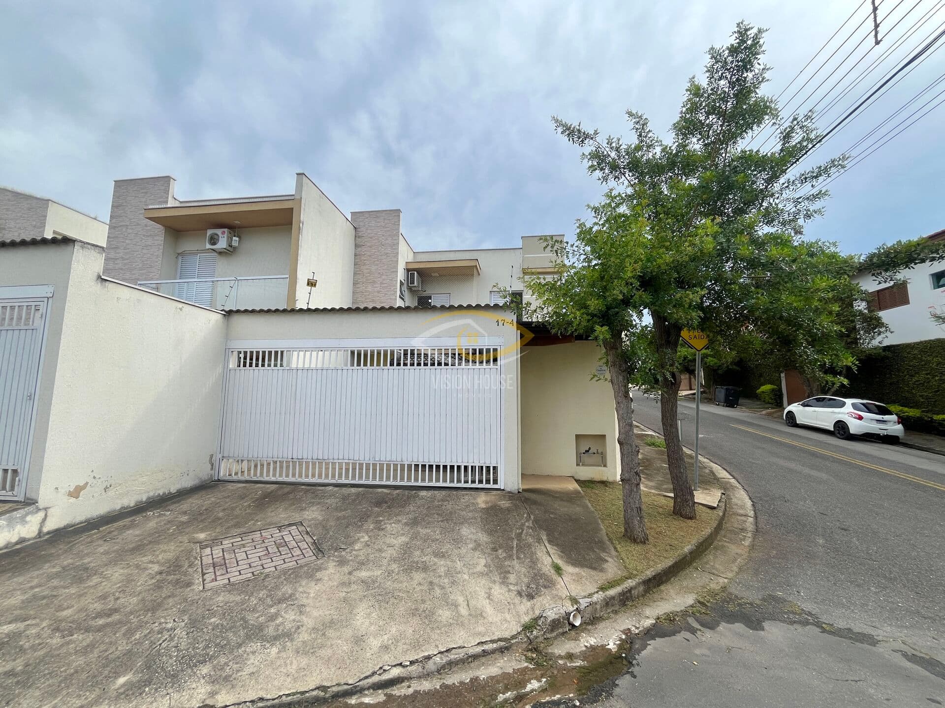 Sobrado com lindo acabamento na região sul