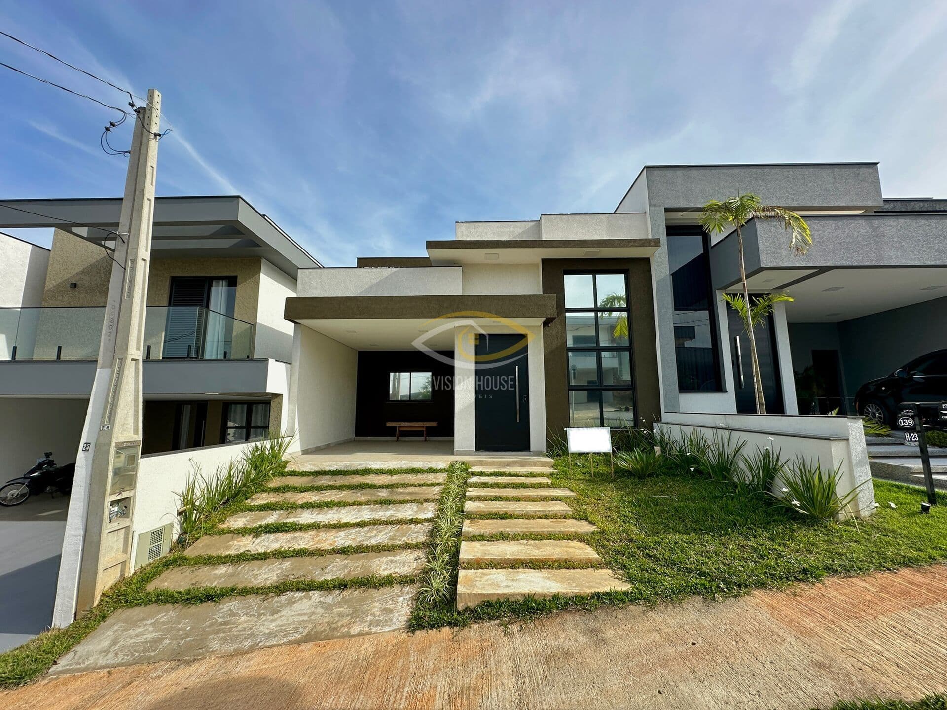Linda Casa em Condominio com suite e closet