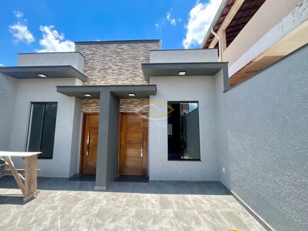 Tudo que você pediu em uma mega casa. Independente e suíte !