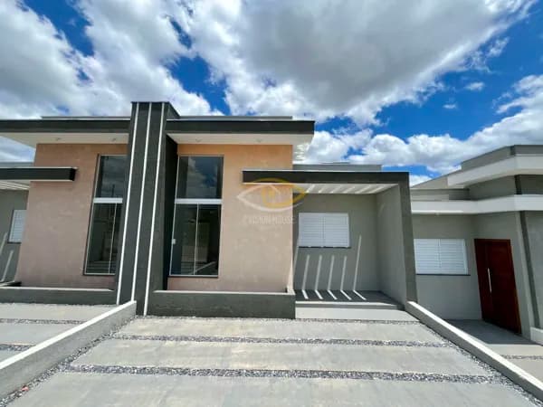 Casa com pé direito duplo e lindo acabamento