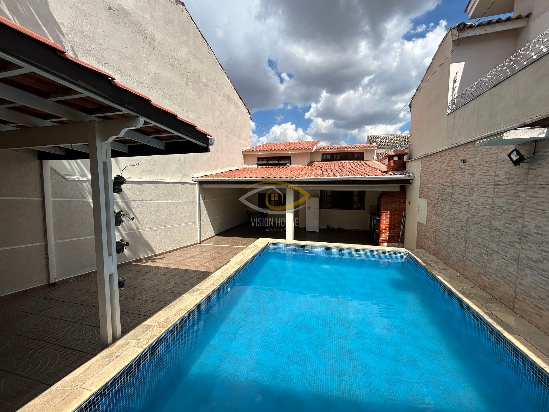 Oportunidade de casa com piscina na zona oeste