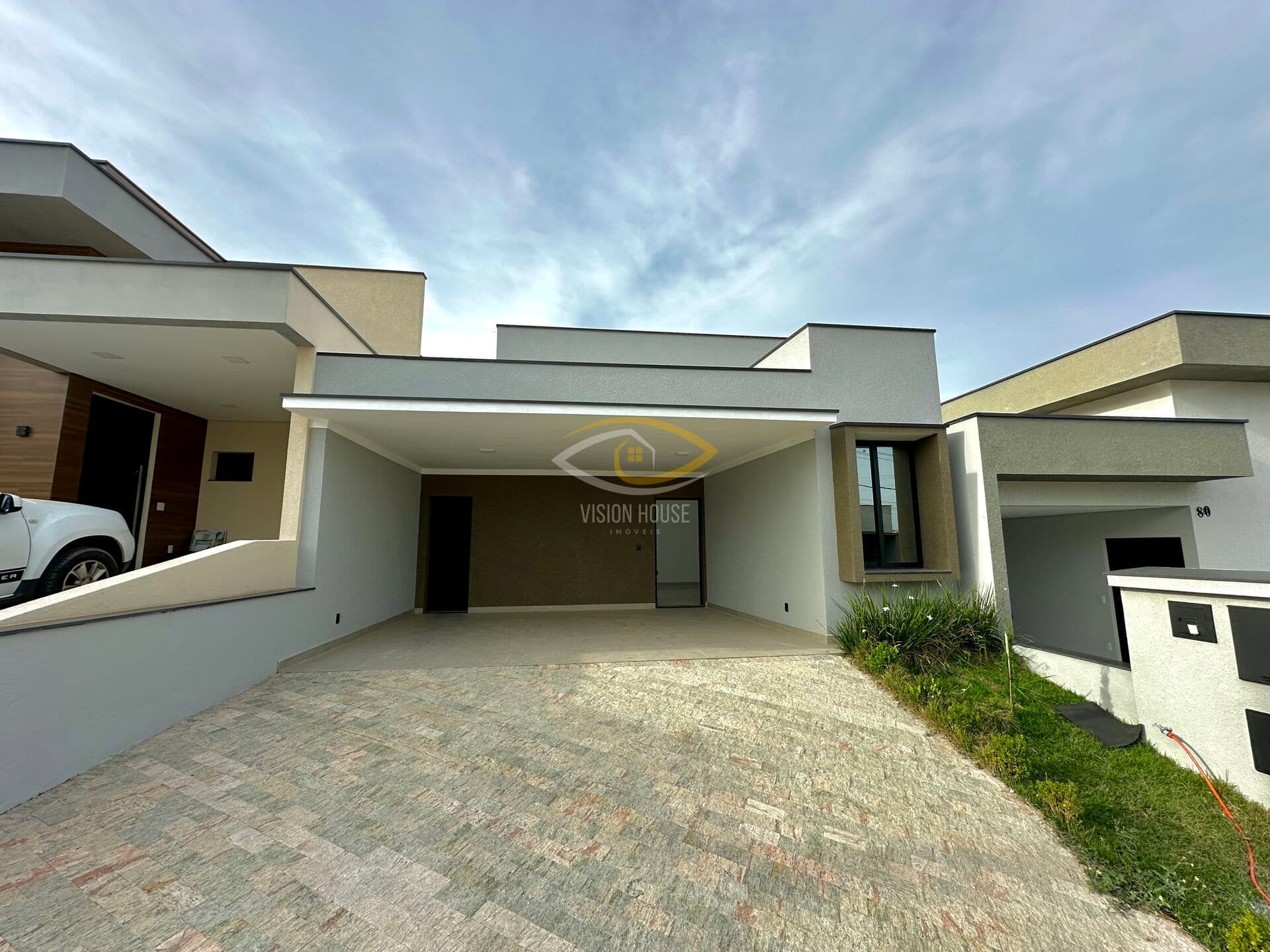 Casa récem construida em condominio, 3 suites e acabamento moderno