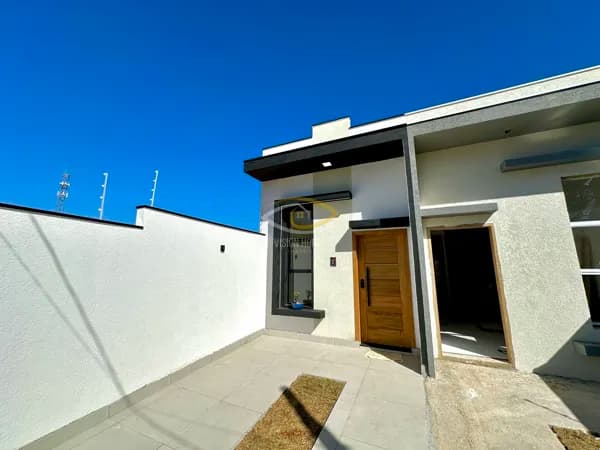 Linda casa com 2 dormitórios e um lindo acabamento