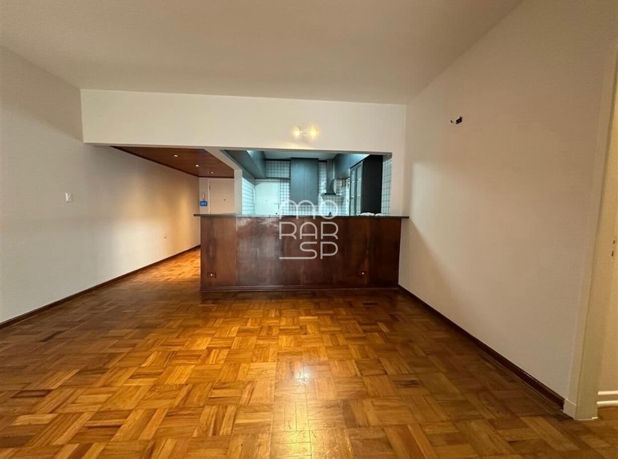 Apartamento para locação muito bem localizado. Prédio tranquilo a passos de tudo.