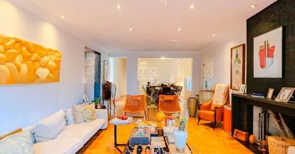 Casa Alto Padrão no Jardim Paulista com 380m2 construídos e 433m2 de terreno, living amplo, 4 dorm. sendo 3 suítes e 3 vagas.