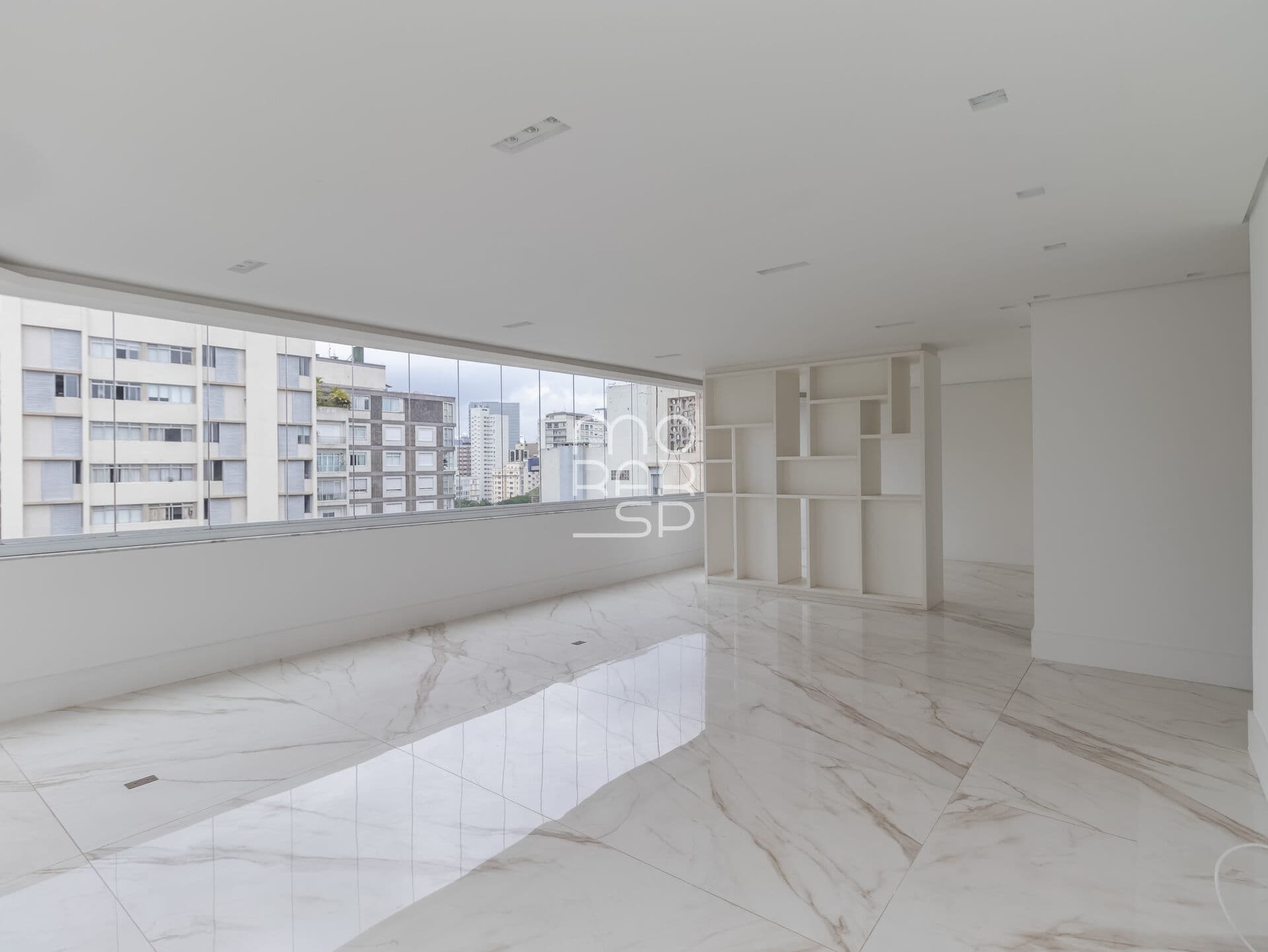 Apartamento de 265m2 em Higienópolis com living para 3 ambientes, 3 suítes sendo a master com closet e sala de banho, 3 vagas.