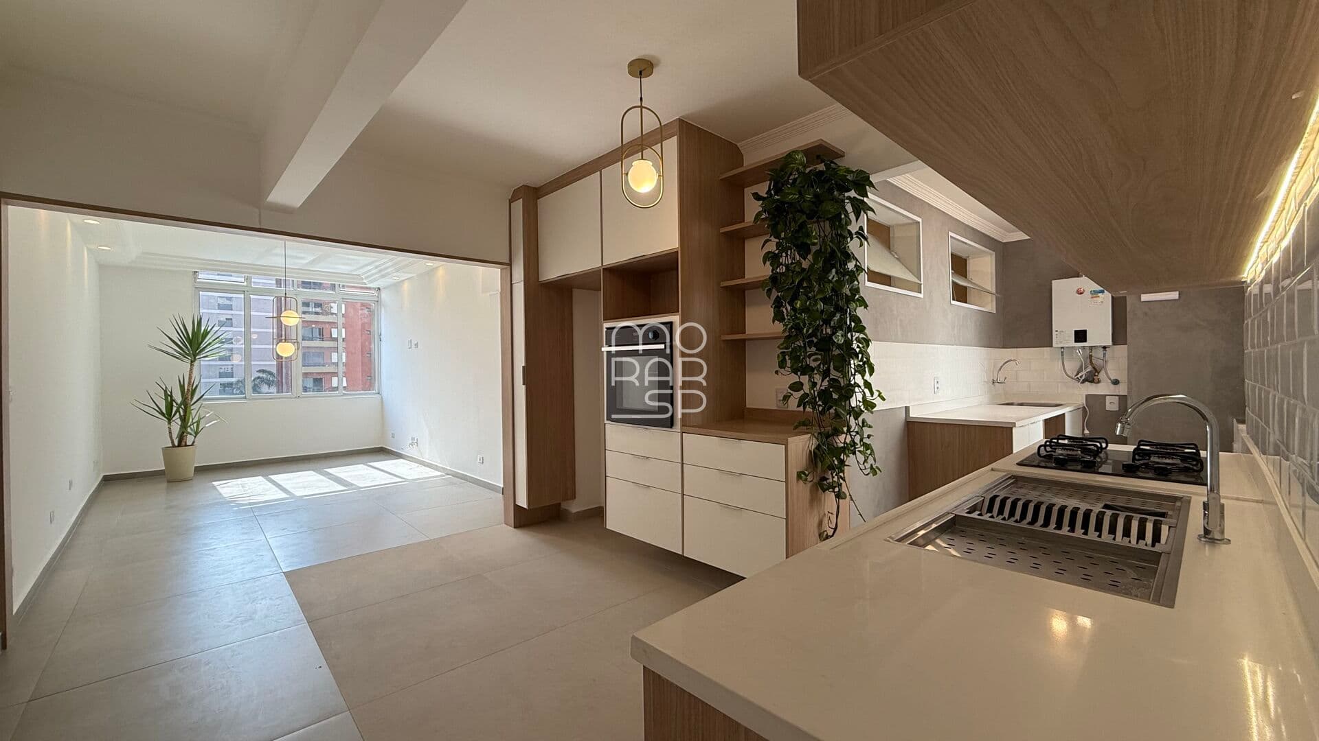Apartamento de 103m2 , reformado, sala para 2 ambientes, 3 quartos sendo 1 suíte e 1 vaga no Itaim Bibi.