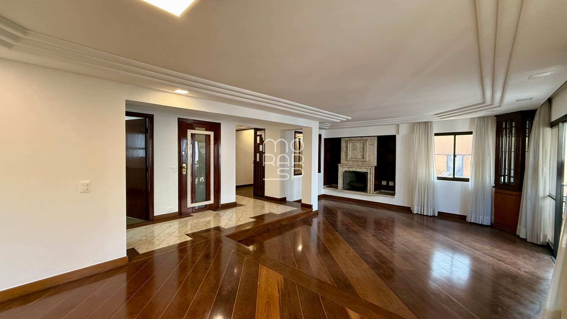 Apartamento com 189m2, 3 salas, 3 suítes , varanda, 4 vagas em prédio com lazer no Jardim América