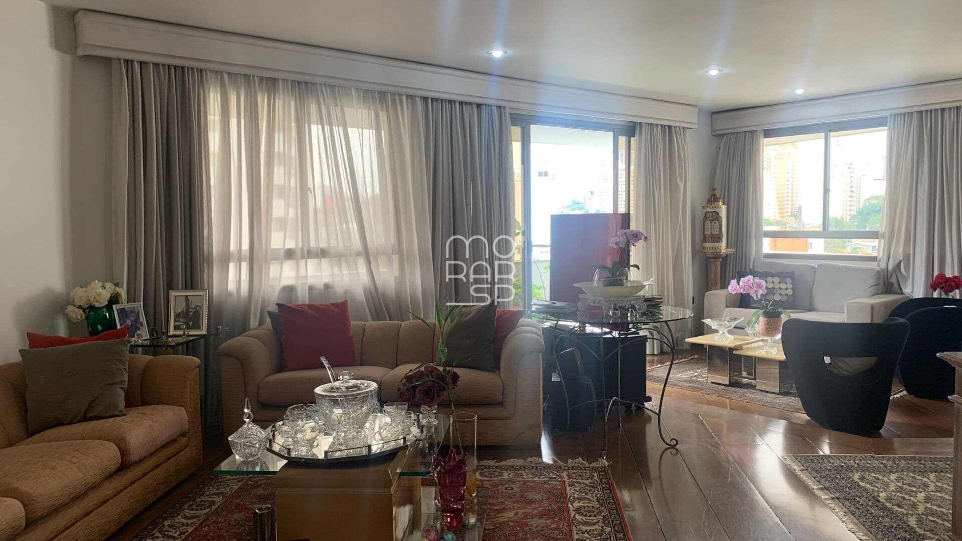 Apartamento Alto Padrão com 306m2, várias salas, sacada, 4 dormitórios sendo 1 suíte e 6 vagas numa rua fechada em Higienópolis.