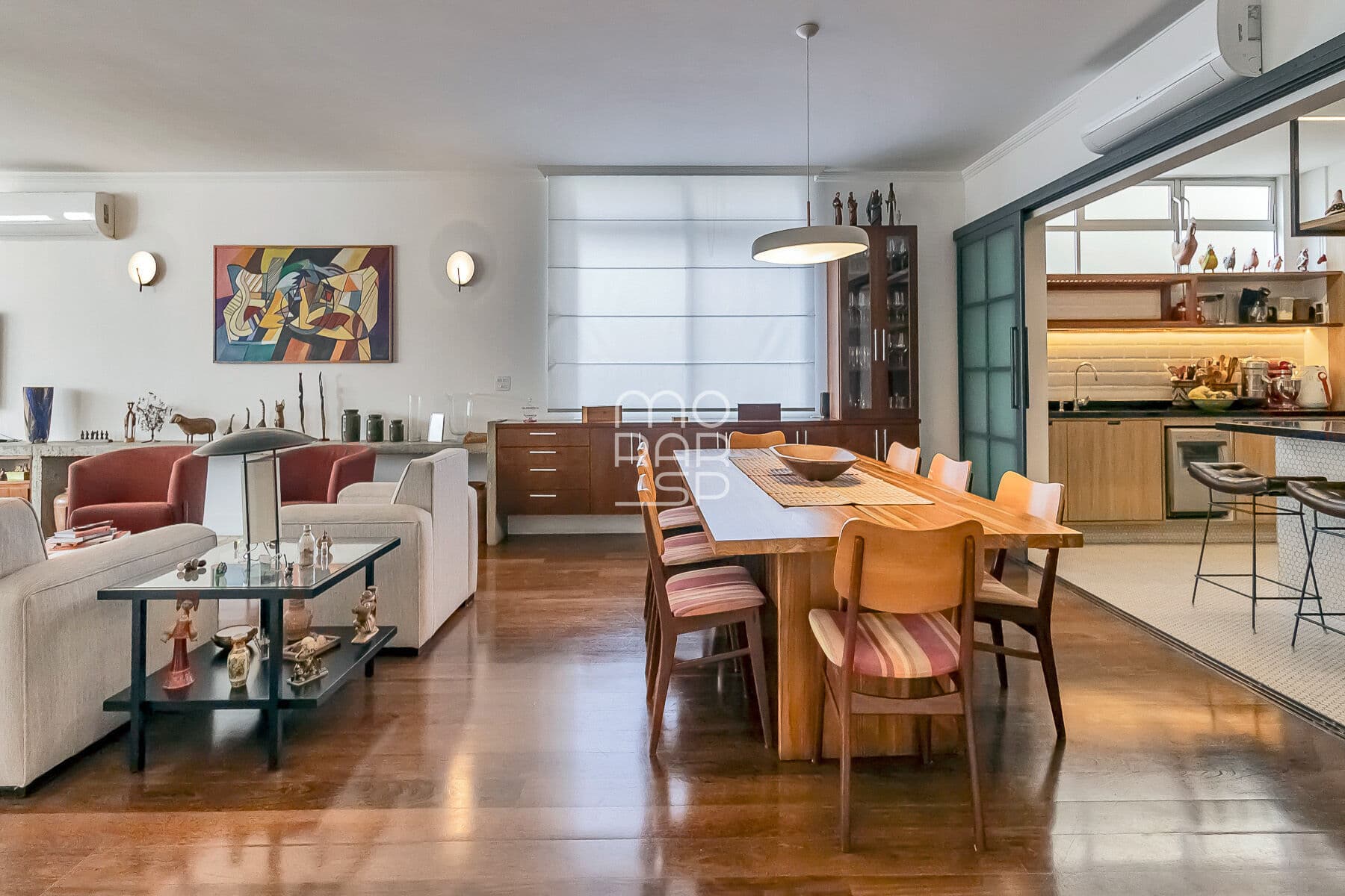 Apartamento em edifício icônico de 270m2 em Higienópolis com living para 2 ambientes com sacada, cozinha integrada, 3 dormitórios sendo 2 suítes e 2 vagas.