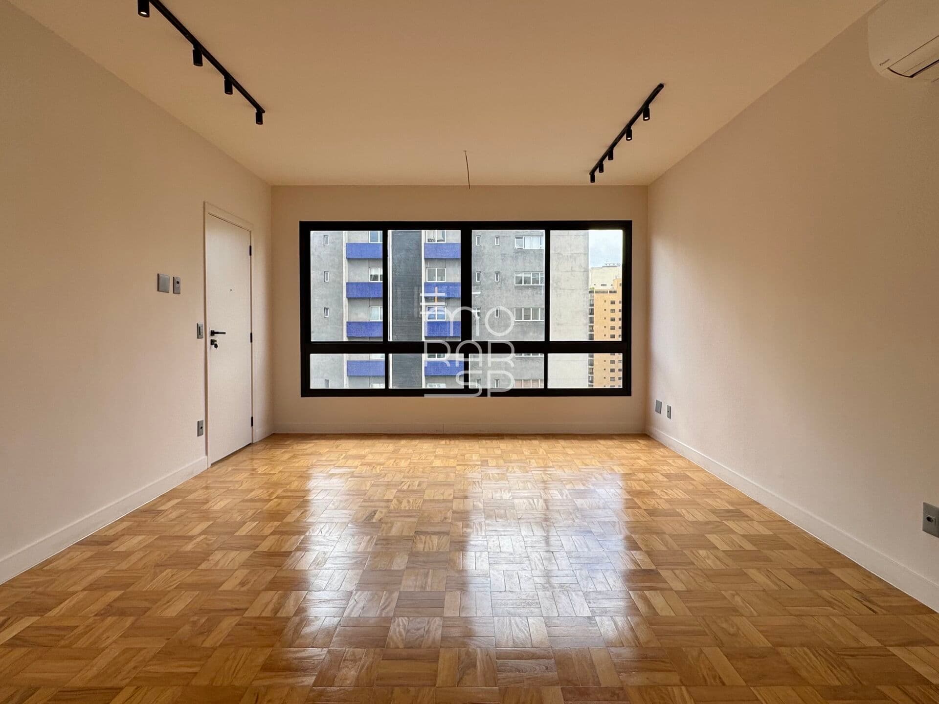 Apartamento totalmente reformado com cozinha integrada, em andar alto!
