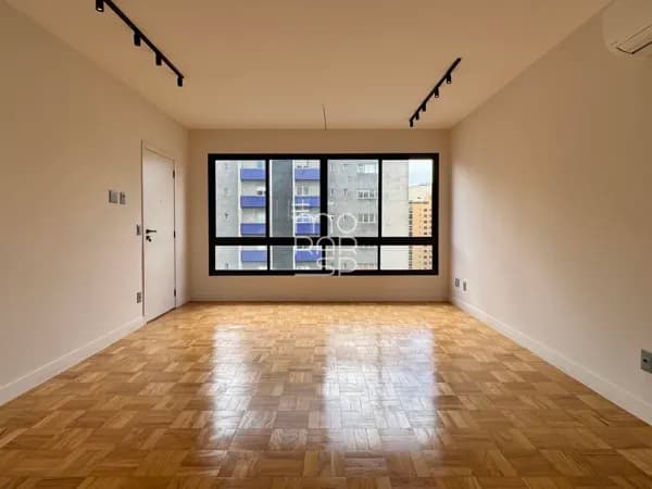 Apartamento totalmente reformado com cozinha integrada, em andar alto!