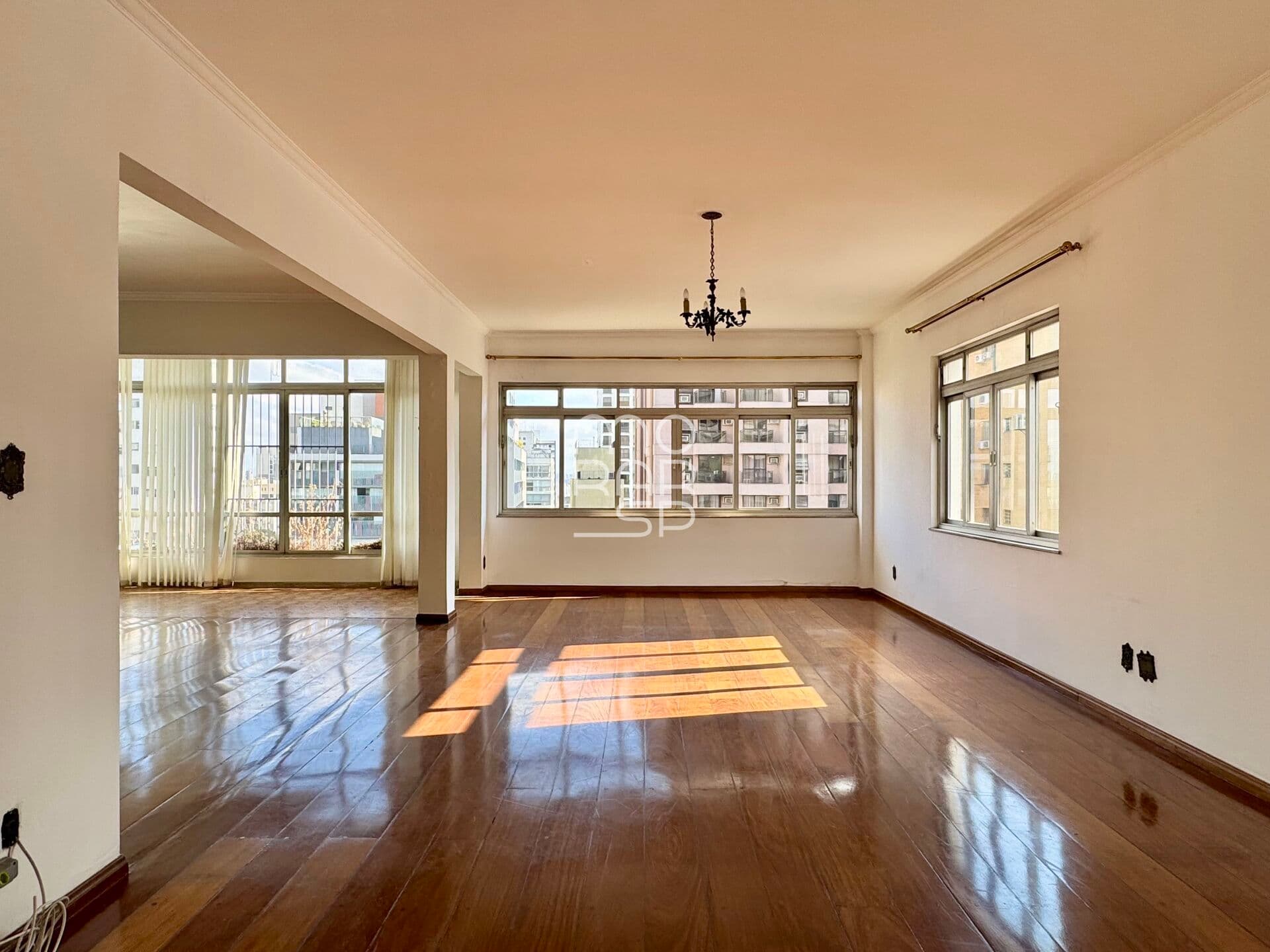 Apartamento vintage, super iluminado, em andar alto na região da Paulista