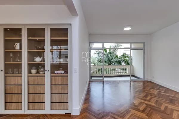 Apartamento de 177m2 em Higienópolis com living para 2 ambientes, sacada, cozinha integrada, 3 suítes e 1 vaga.