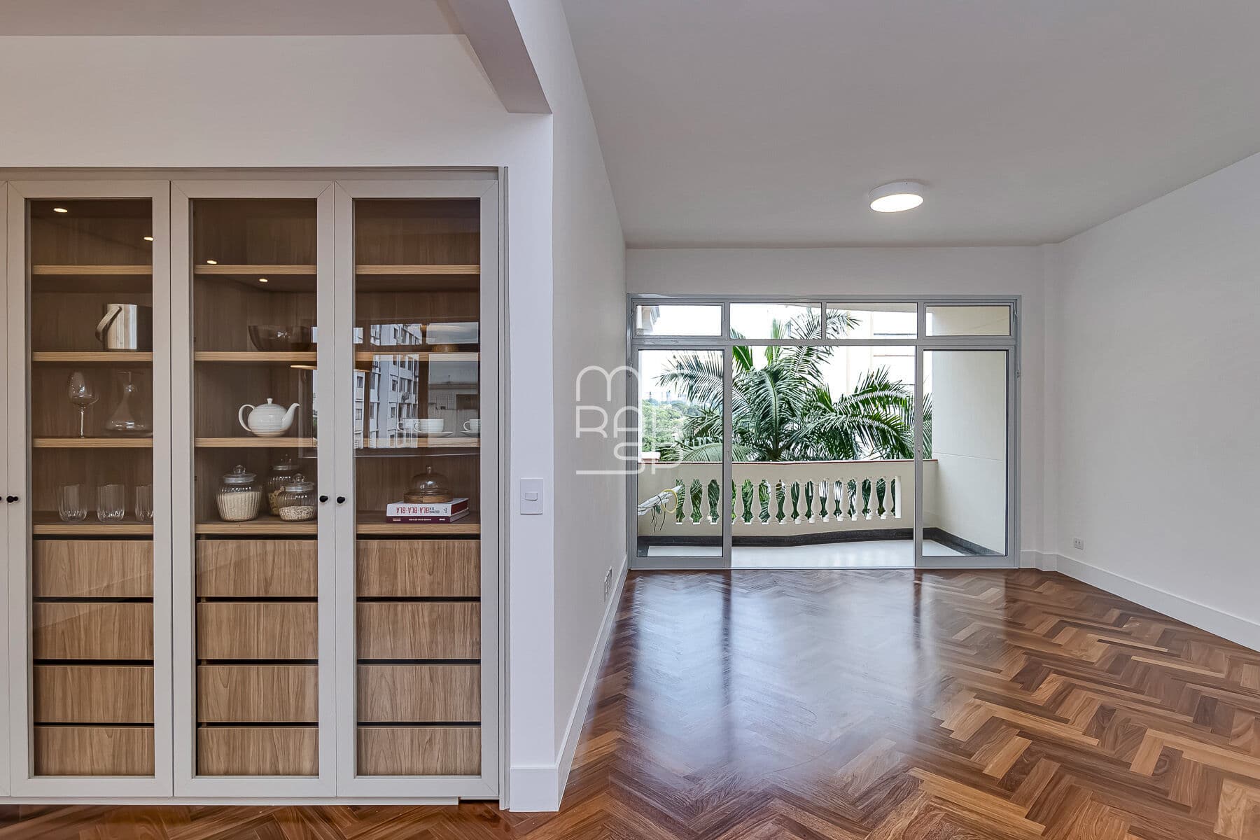 Apartamento de 177m2 em Higienópolis com living para 2 ambientes, sacada, cozinha integrada, 3 suítes e 1 vaga.