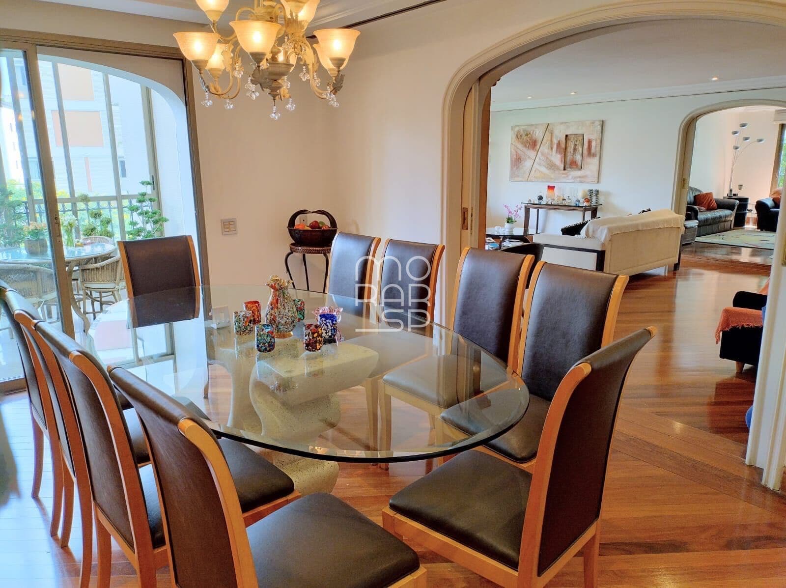 Apartamento com 4 suítes e quatro vagas. Academia, piscina, quadra de squash, 20 vagas para visitante