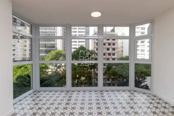 Apartamento de 141m2 nos Jardins, próximo à Paulista, reformado, com living para 3 ambientes, cozinha integrada, 3 suítes e 1 vaga.