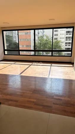 Apartamento prédio com recuo, excelente localização e janelões na sala.