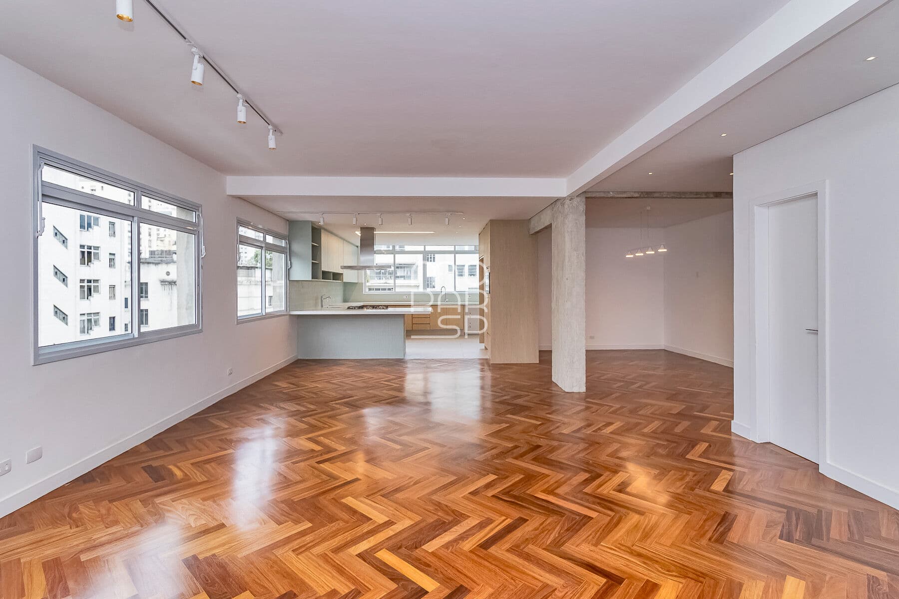 Apartamento reformado com 230m2, living para 3 ambientes, 3 dormitórios sendo 1 suíte e 2 vagas em Higienópolis