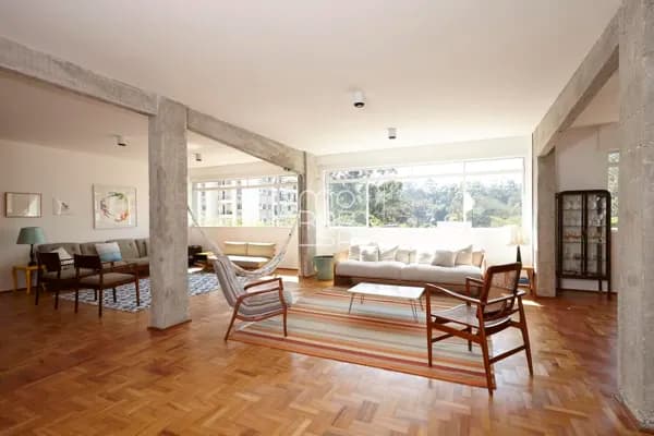 Apartamento com vista verde e reforma nova na parte tranquila do bairro, a passos do Jardins
