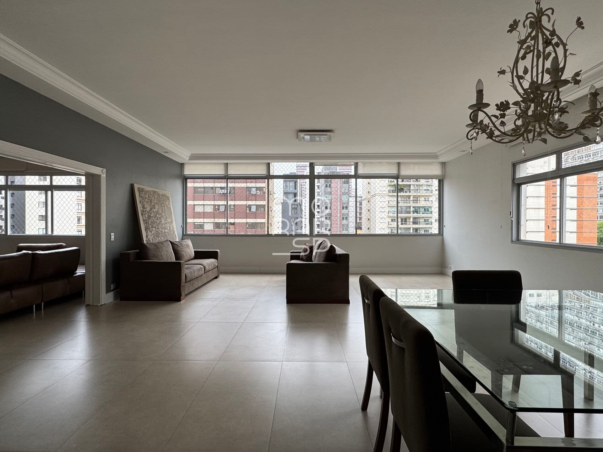 Apartamento espaçoso e silencioso na região da Paulista