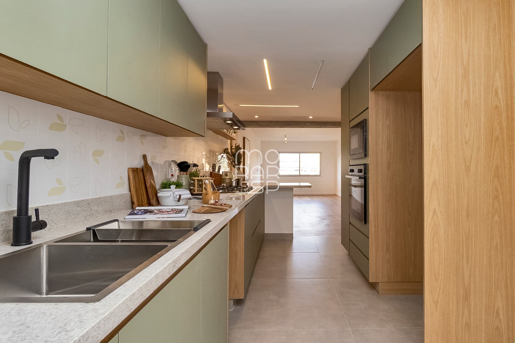 Apartamento de 91m2 na divisa de Pinheiros com a Vila Madalena, sala para 2 ambientes, cozinha integrada, 3 dormitórios sendo 1 suíte e 1 vaga.