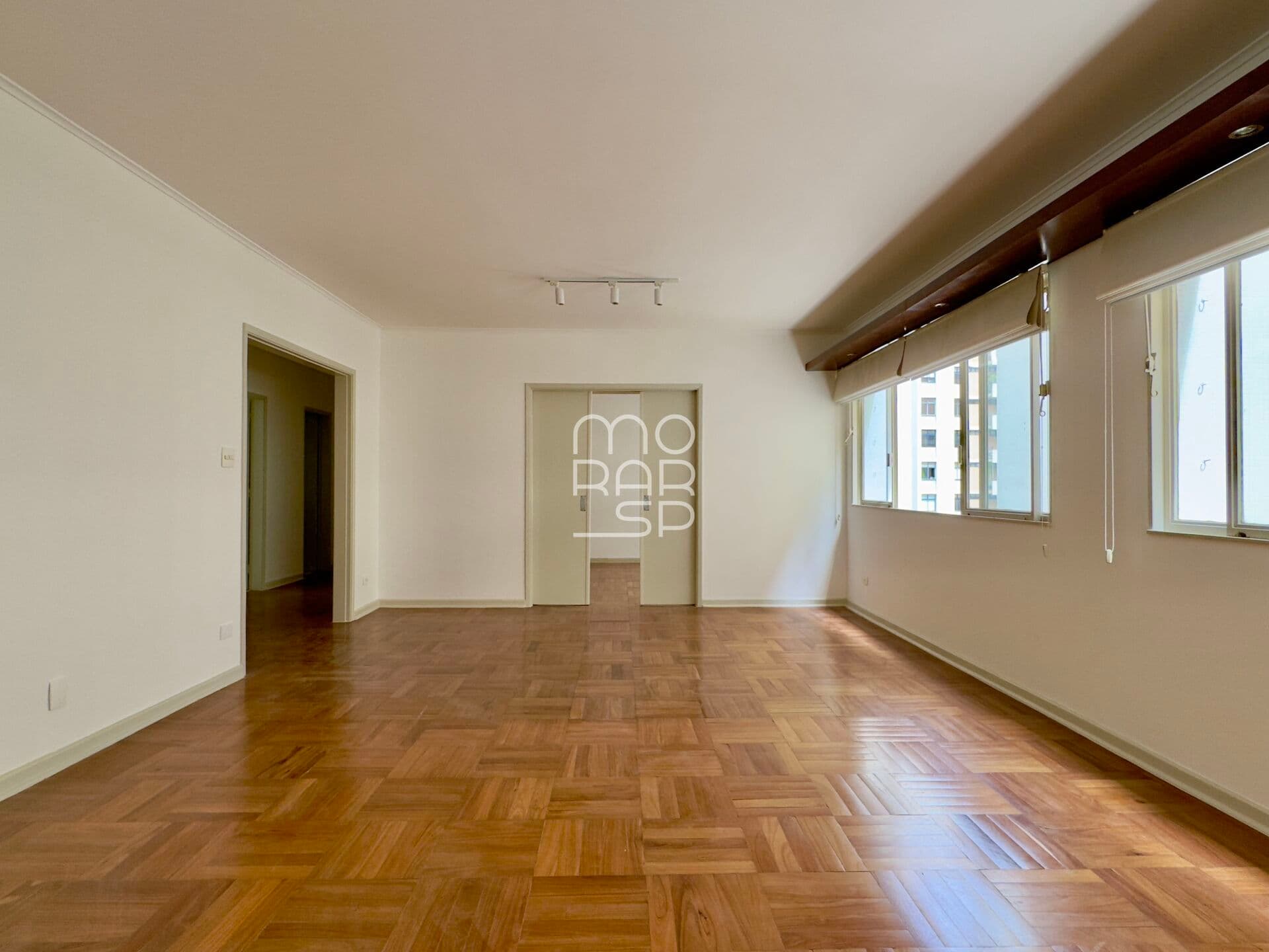 Apartamento com pé direito alto e muito potencial no Jardim Paulista