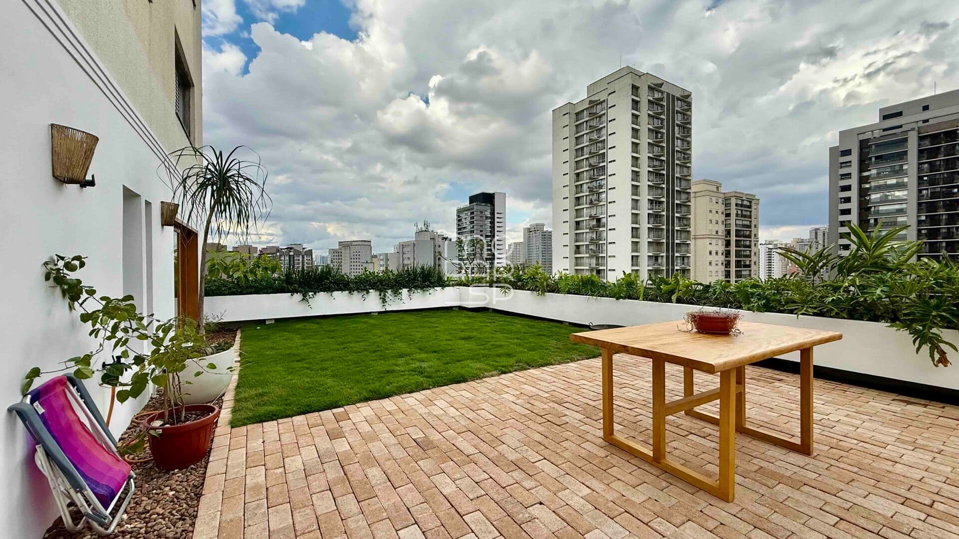 Apartamento Penthouse de 186m2 em Perdizes com terraço panorâmico, living amplo, cozinha integrada, 3 dormitórios sendo 1 suíte e 1 vaga.