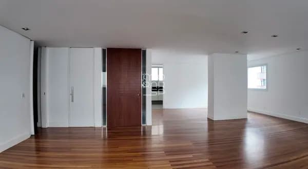 Apartamento lindo, ótima localização com persianas automáticas