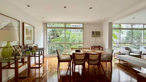 Apartamento de 253m2 em Higienópolis com living para 4 ambientes, cozinha semi-integrada, 4 dormitórios sendo 1 suíte master com closet e 2 vagas.