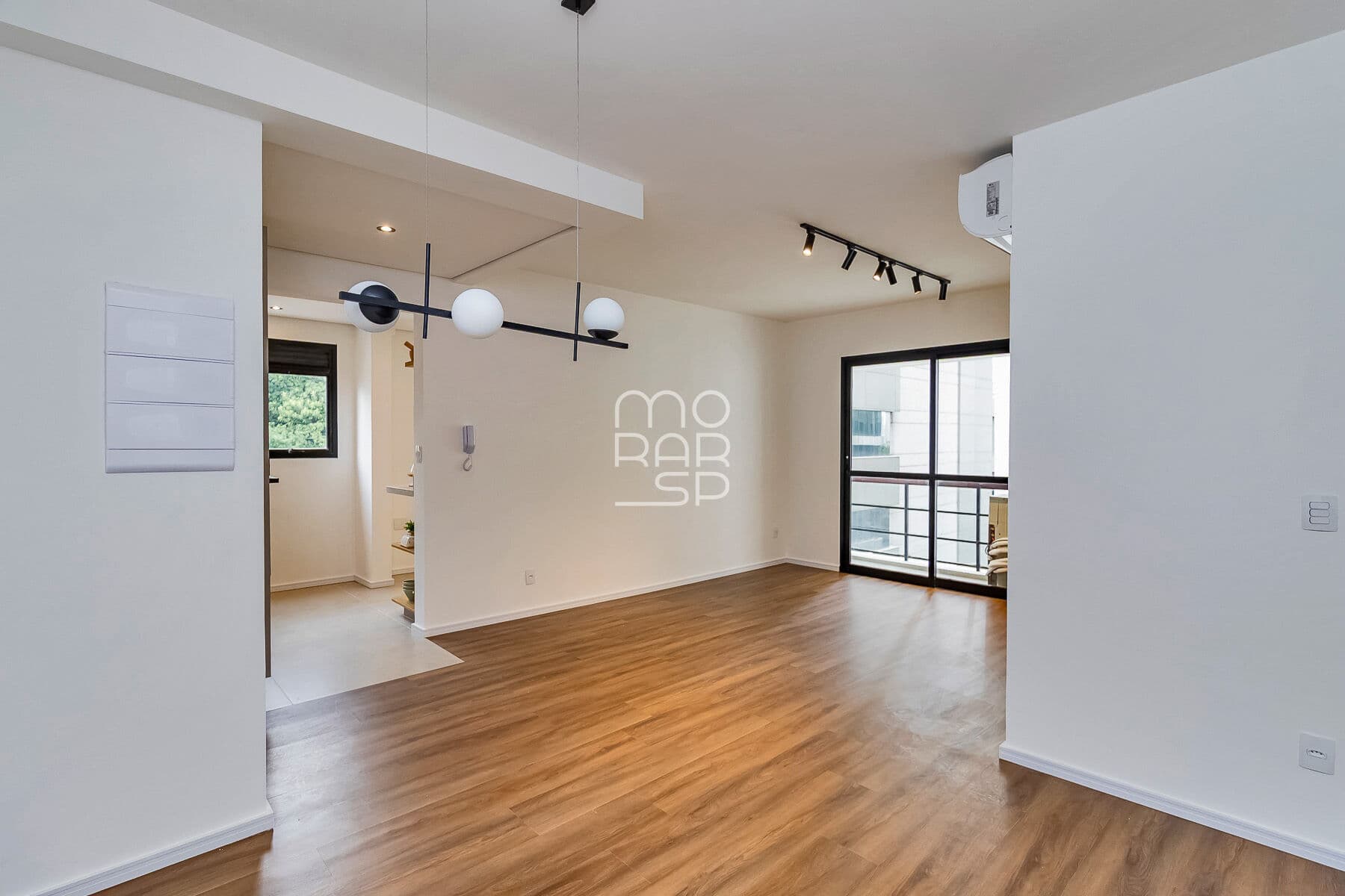 Apartamento de 93m2 na Vila Olímpia com sala para 2 ambientes, sacada, cozinha integrada, 3 dormitórios sendo 1 suíte e 2 vagas.