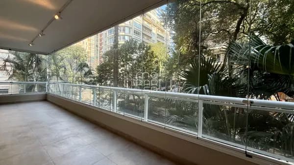 Apartamento em edifício icônico com 173m2, 2 salas, terraço, 3 quartos, 2 banheiros, 1 vaga em Higienópolis