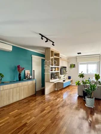 Apartamento reformado com varanda e 2 suítes em prédio novo