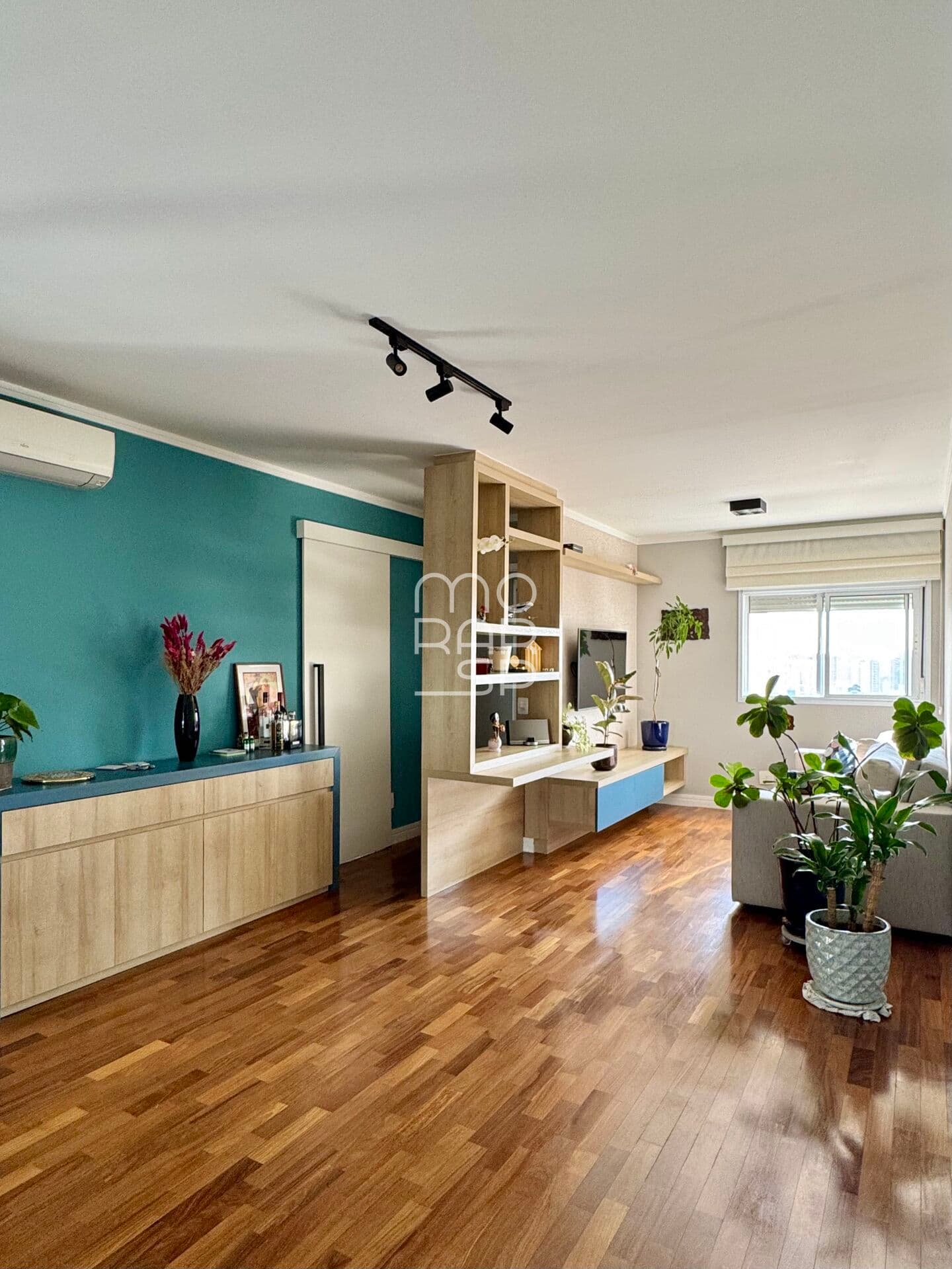 Apartamento reformado com varanda e 2 suítes em prédio novo