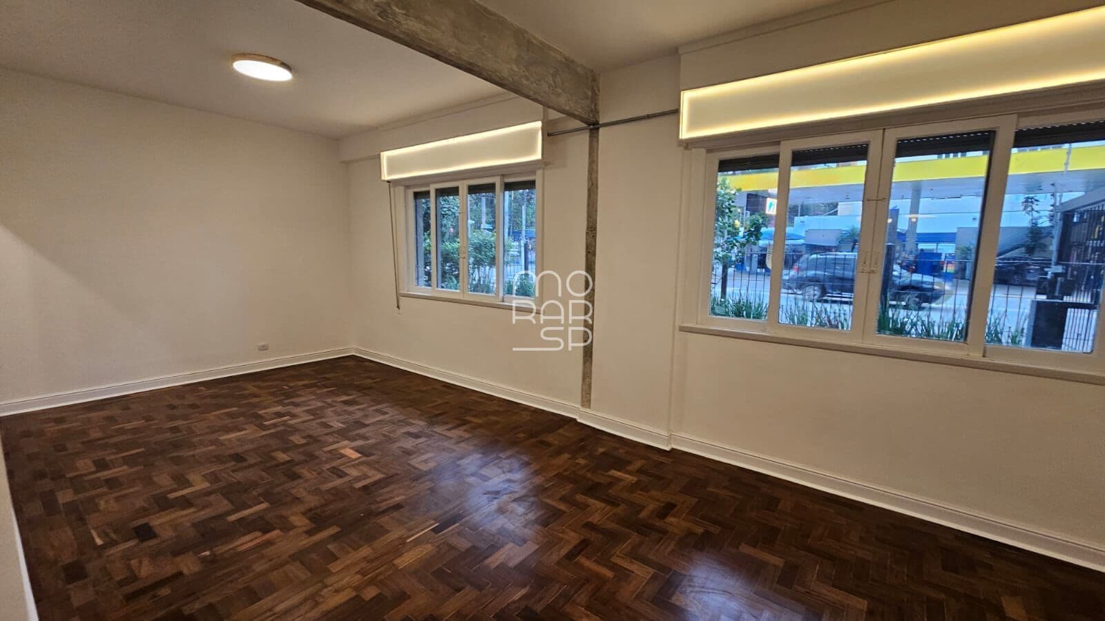 Apartamento de 150m2 em Higienópolis com sala para 2 ambientes, cozinha integrada, 3 dormitórios sendo 2 suítes e 1 vaga.
