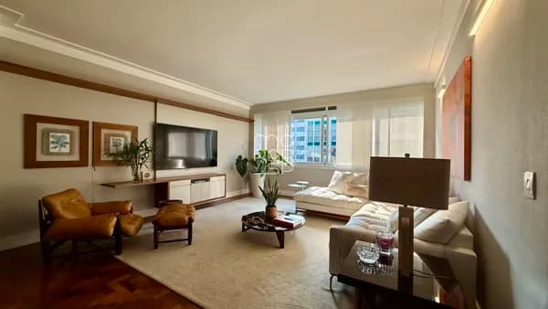 Apartamento de 188m2 em edifício icônico, próximo à Paulista, com amplo living, lavabo, 3 dormitórios sendo 1 suíte e 1 vaga.