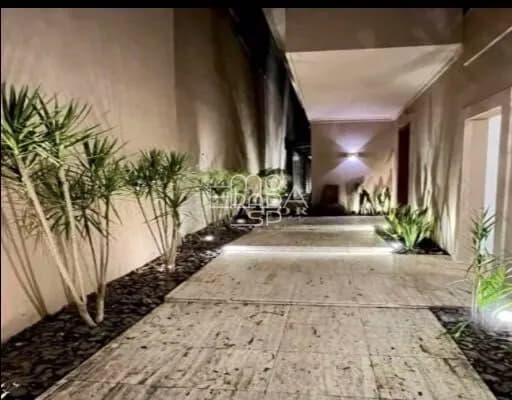 Casa muito charmosa em rua tranquila com piscina