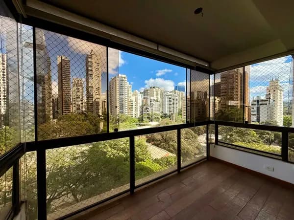 Apartamento com vista panorâmica de 200m2, living para 3 ambientes, 3 suítes e 3 vagas no Itaim Nobre