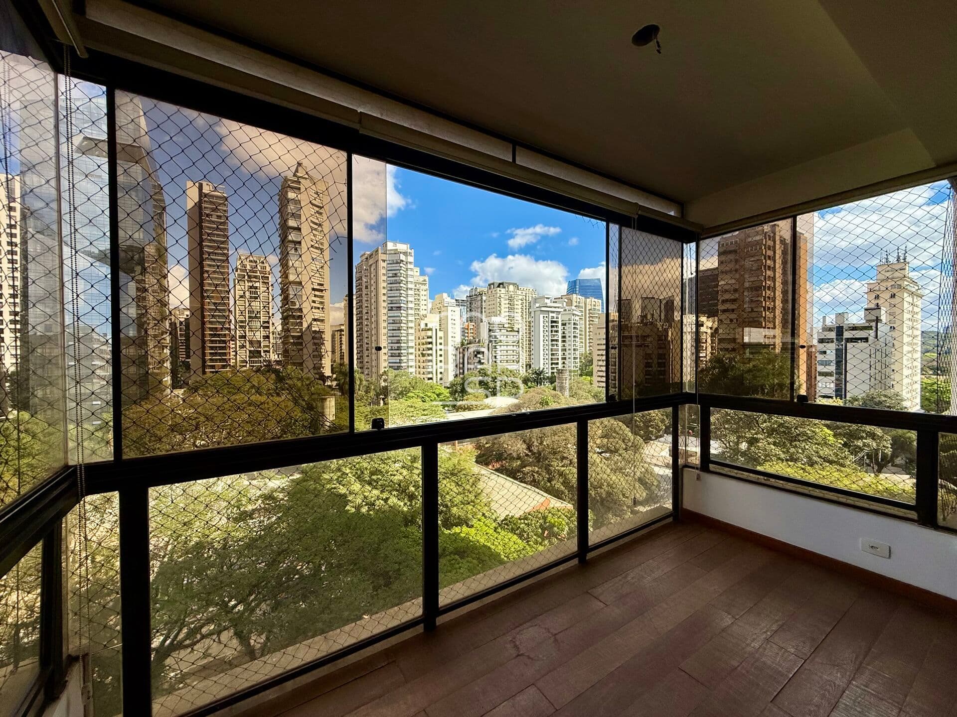Apartamento com vista panorâmica de 200m2, living para 3 ambientes, 3 suítes e 3 vagas no Itaim Nobre