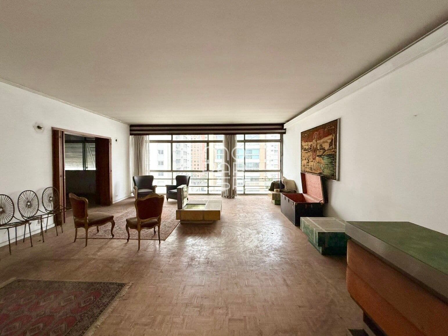 Apartamento com muito potencial na parte plana do Jardim América