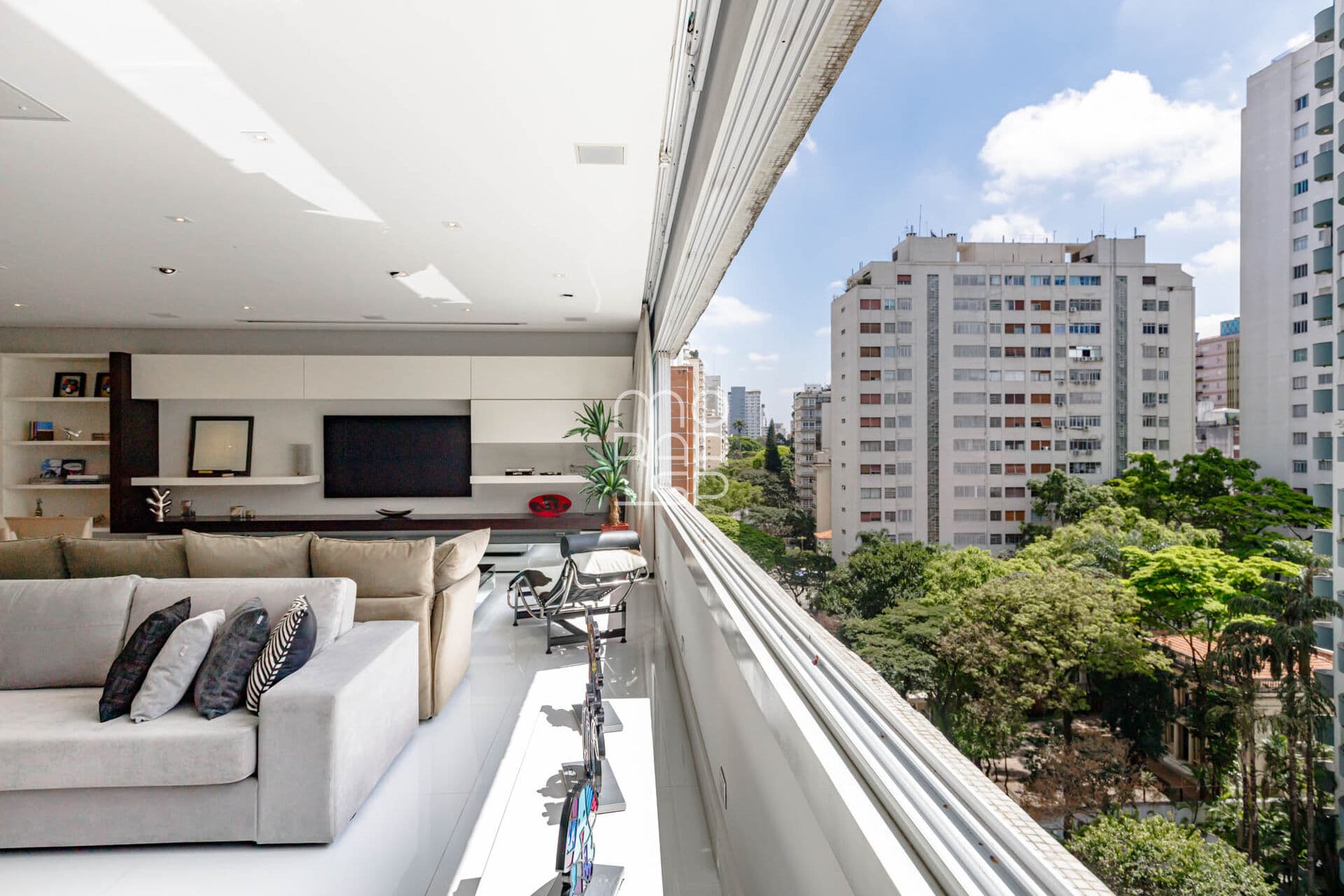 Apartamento de edifício icônico com 586m2 em Higienópolis contendo várias salas, 7 dormitórios sendo 5 suítes e 5 vagas.