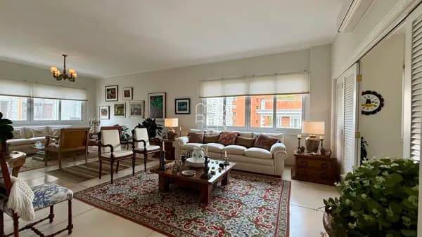 Apartamento de 260m2 no Jardim América com living para 4 ambientes, 3 dormitórios sendo 1 suíte master com closet e 2 vagas