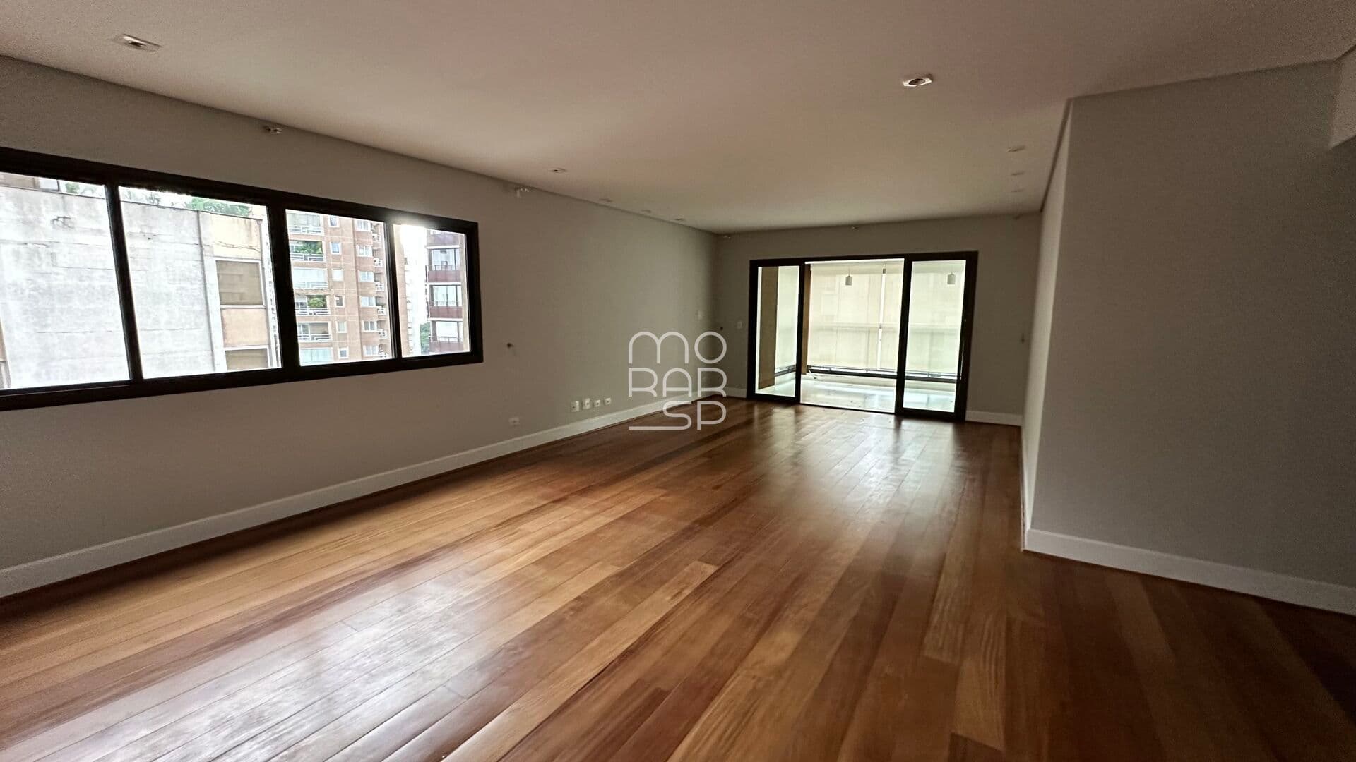Apartamento com 3 suítes em rua tranquila, a passos de tudo com closet. São 3 vagas