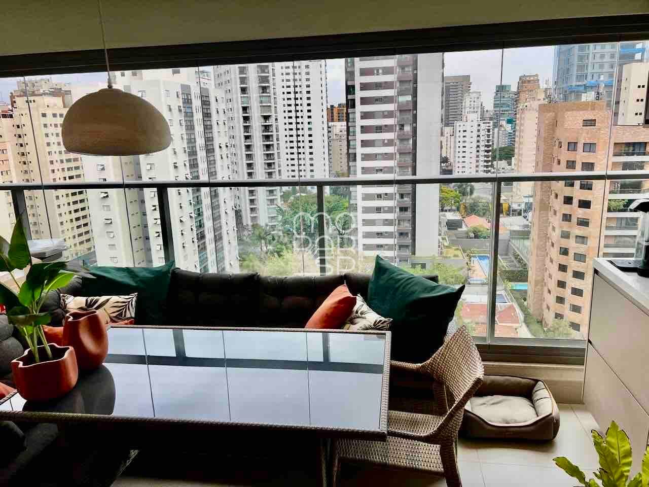 Apartamento de 74m2 em Moema, com cozinha e sacada integradas ao living, 2 suítes, 1 vaga e lazer no rooftop.
